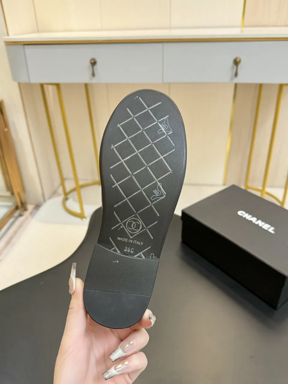 👟👟Ex-factory price 480👟👟 Xiaoxiang official website synchronizes the high version of CHANEL 2025 Chanel top buckle open-heeled shoes. The must-have hot style for early spring, the goddess series, has the elegant and ladylike temperament of Xiangjia, super attractive, irresistible, and heart-warming... ▪️The upper is imported sheepskin ▪️The lining is imported sheep lining (the same as the original version) ▪️Original model open version, genuine leather outsole🇮🇹 ▪️Standard size 35- 41 42 Customized, non-returnable
